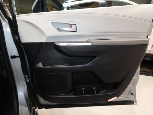 Used 2025 Toyota Sienna XLE image 18