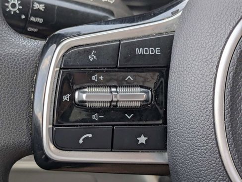 Used 2022 Kia Carnival LX FWD image 30