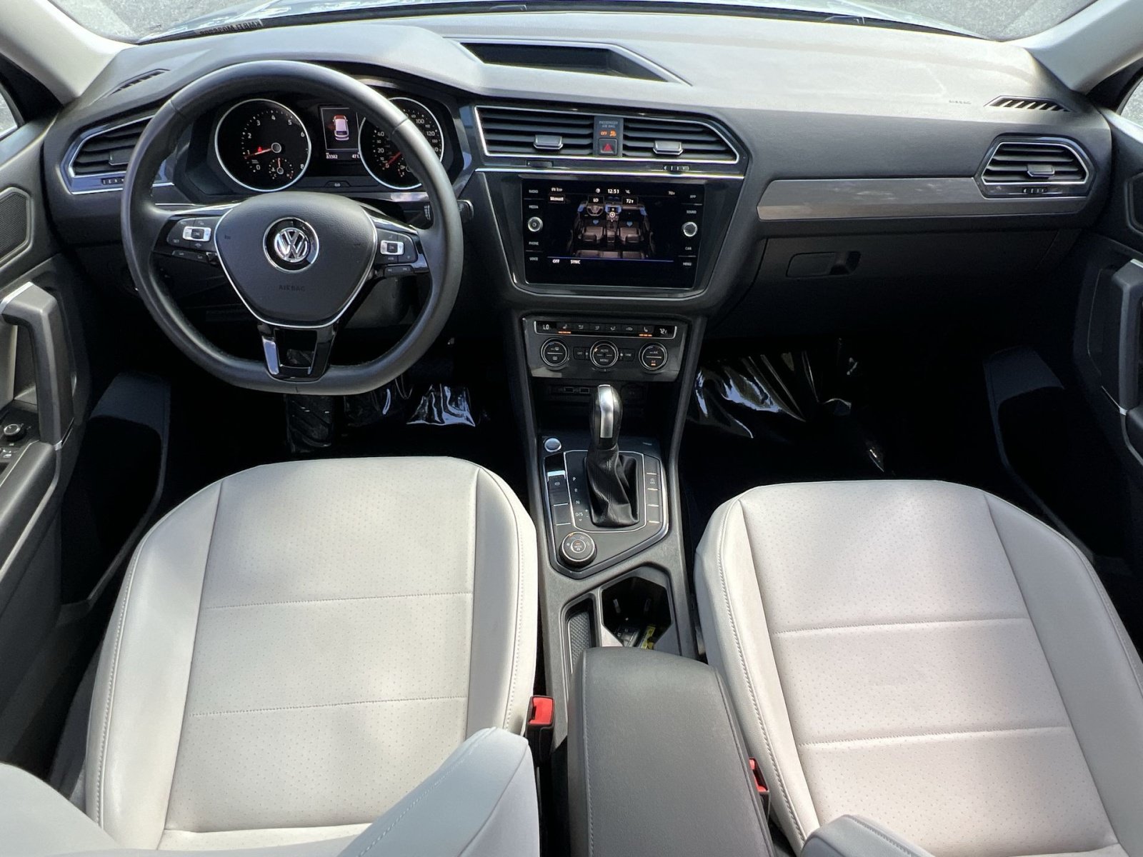 Used 2020 Volkswagen Tiguan SE w/ Panoramic Sunroof Package AWD/4WD image 28