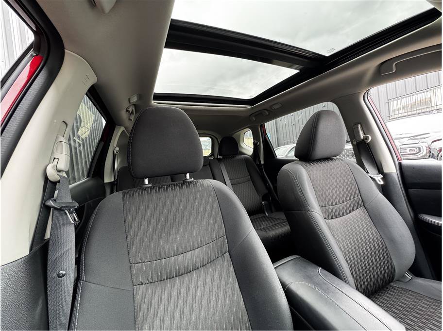 Used 2018 Nissan Rogue SV w/ Sun & Sound Touring Package AWD/4WD image 4
