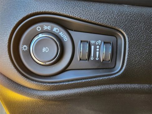 Used 2016 Jeep Renegade Trailhawk w/ Premium Trailhawk Package image 15