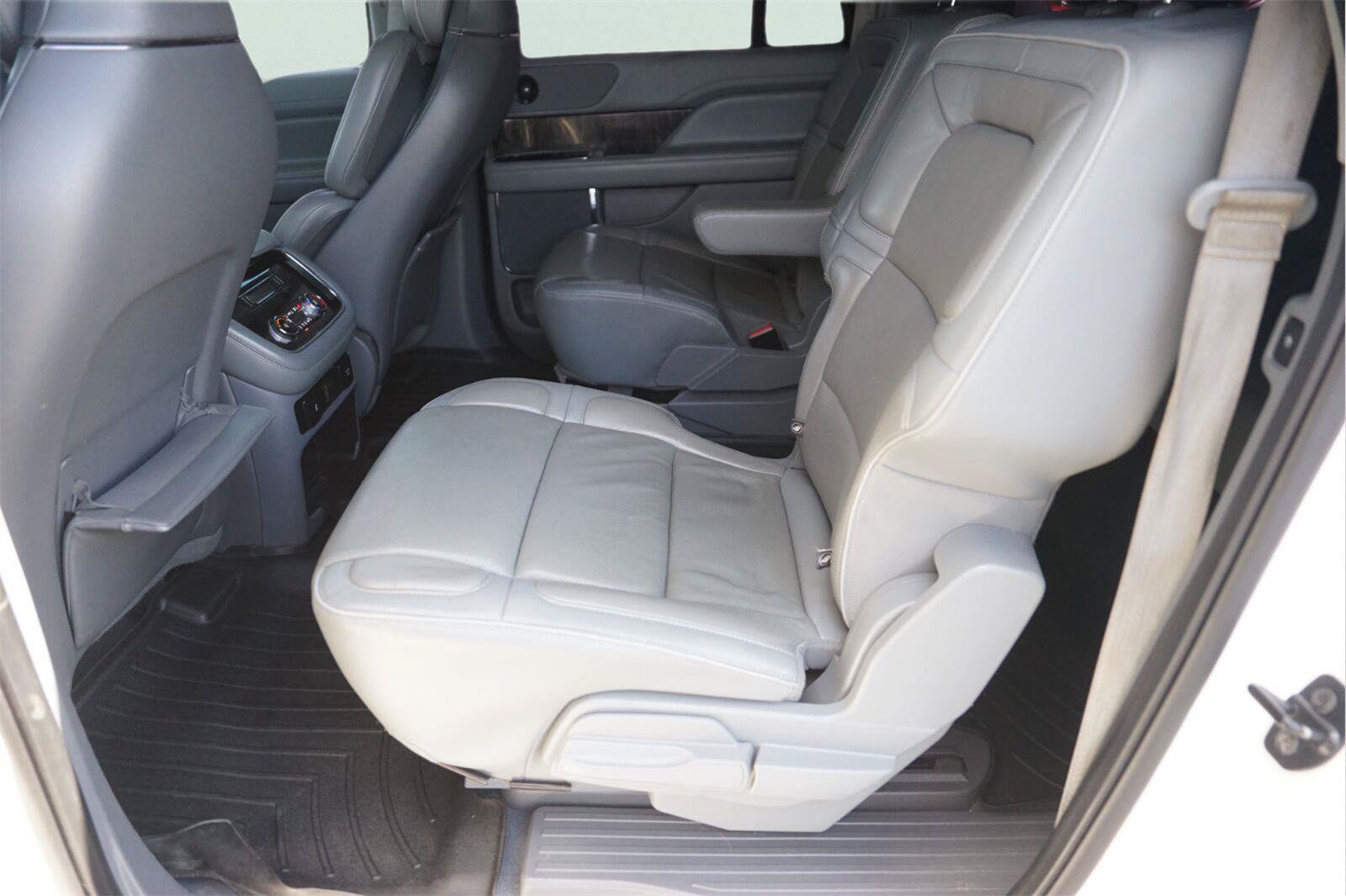 Used 2019 Lincoln Navigator L Select w/ Technology Package RWD image 13