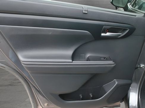 Used 2023 Toyota Highlander XLE AWD/4WD image 29