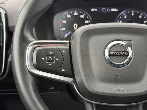 Used 2022 Volvo XC40 T5 Momentum image 29