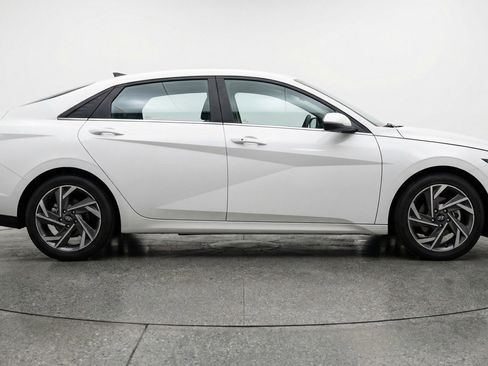 Used 2025 Hyundai Elantra SEL image 11