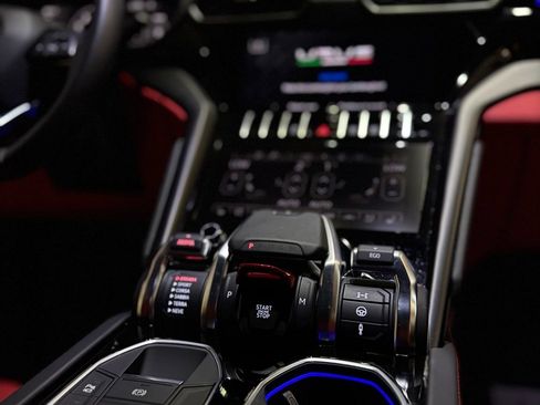 Used 2022 Lamborghini Urus image 22