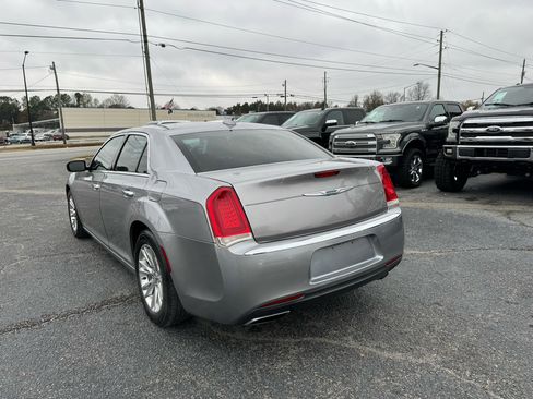 Used 2017 Chrysler 300 C image 4
