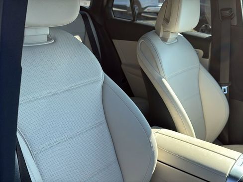 Used 2025 Mercedes-Benz GLC 300 image 12