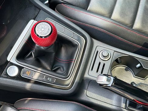 Used 2017 Volkswagen GTI SE FWD image 27