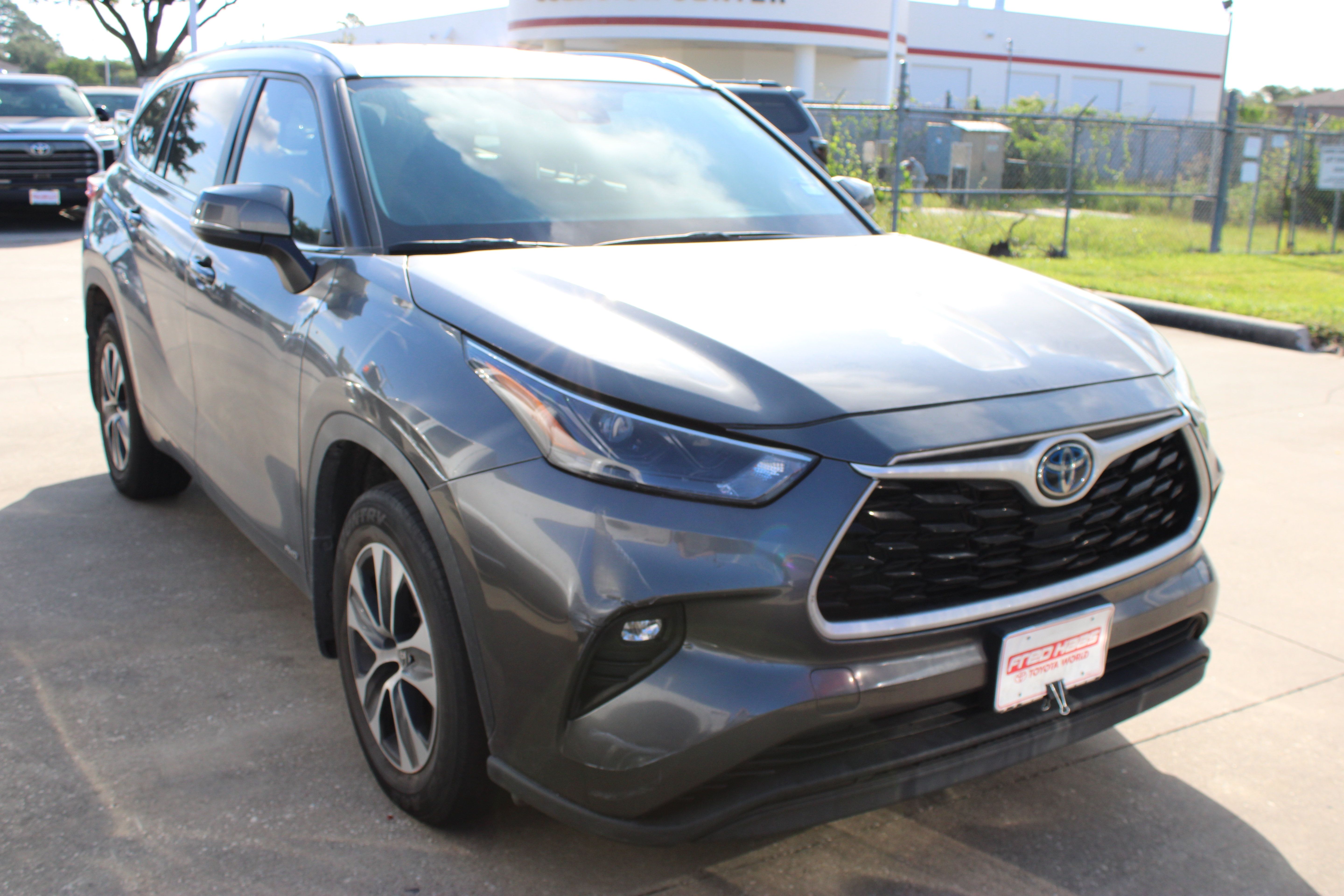 Used 2023 Toyota Highlander XLE AWD/4WD image 2