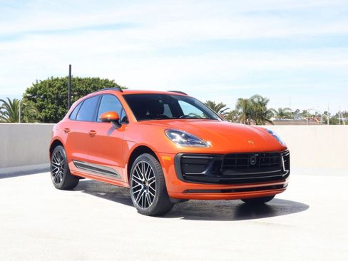 Certified 2025 Porsche Macan image 7
