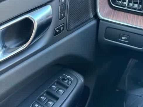 Used 2023 Volvo XC60 B5 Plus image 16