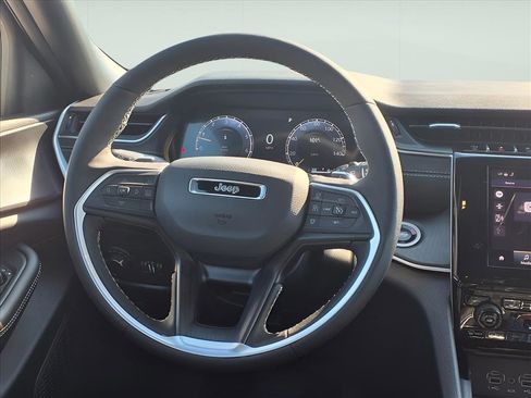 New 2025 Jeep Grand Cherokee Altitude image 13