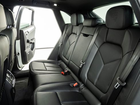 Certified 2026 Porsche Macan AWD/4WD image 22