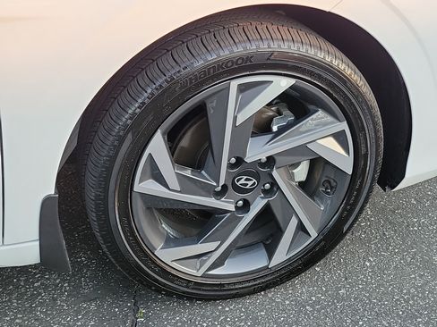 Certified 2025 Hyundai Elantra SEL image 23