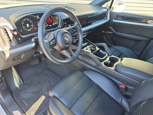Certified 2025 Porsche Cayenne Coupe image 4