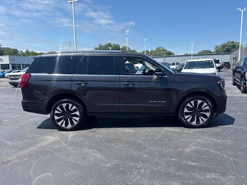Used 2025 Ford Expedition Platinum w/ Driver's Package AWD/4WD image 6