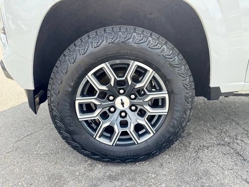 Used 2025 Chevrolet Colorado Z71 w/ Technology Package AWD/4WD image 3