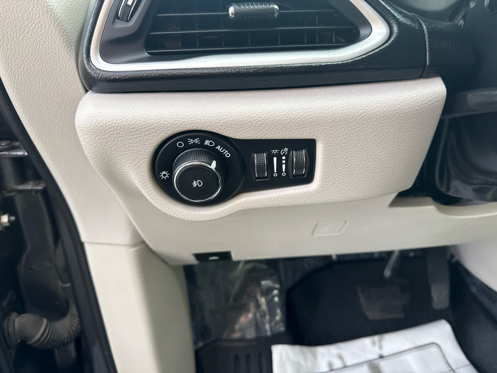 Used 2020 Chrysler Pacifica Touring-L FWD image 20