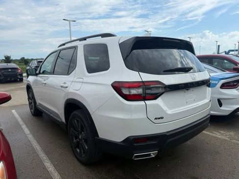 Used 2025 Honda Pilot Sport image 4