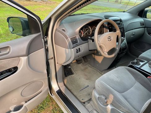 Used 2004 Toyota Sienna LE image 37