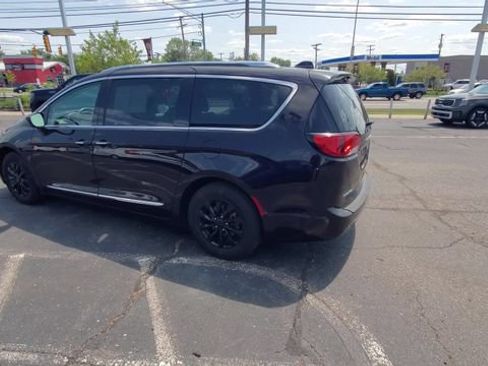 Used 2018 Chrysler Pacifica Touring-L Plus FWD image 6