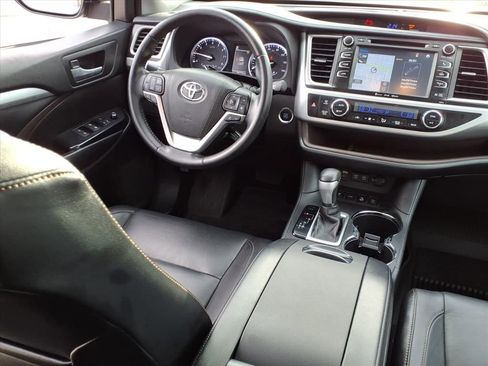 Used 2017 Toyota Highlander XLE image 16