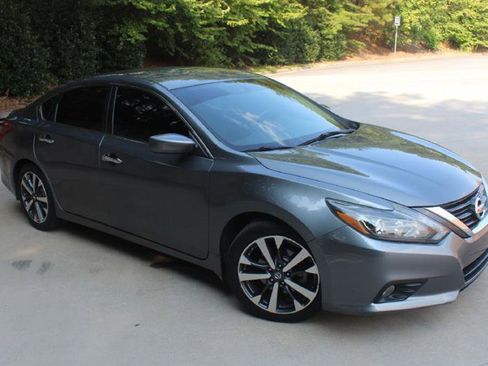 Used 2017 Nissan Altima 2.5 SR w/ LED Appearance Package FWD image 6