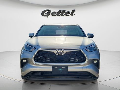 Used 2023 Toyota Highlander LE FWD image 3