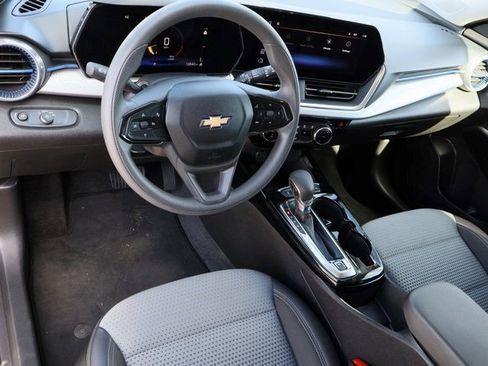 Certified 2025 Chevrolet Trax LT image 5