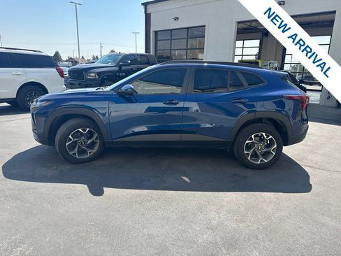 Used 2024 Chevrolet Trax LT w/ LT Convenience Package FWD image 4