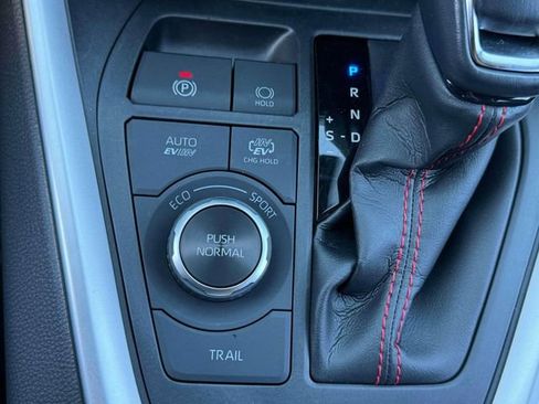 Used 2022 Toyota RAV4 SE w/ Weather & Moonroof Package AWD/4WD image 33