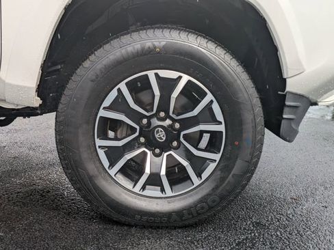 Used 2021 Toyota Tacoma TRD Sport w/ TRD Premium Sport Package AWD/4WD image 11
