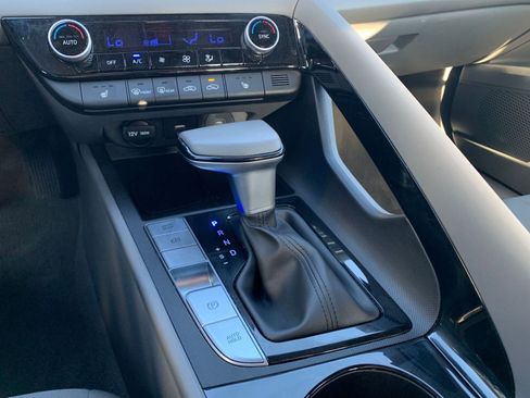 Used 2025 Hyundai Elantra SEL image 40