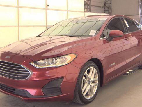 Used 2019 Ford Fusion SE FWD image 1