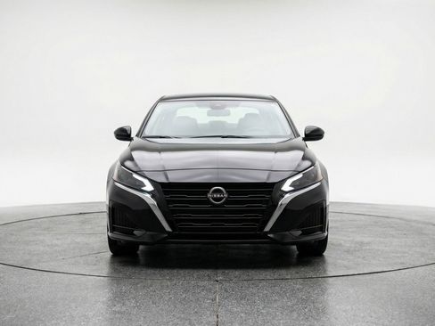 Used 2025 Nissan Altima 2.5 SV FWD image 2