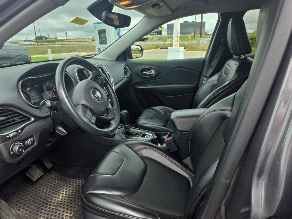 Used 2019 Jeep Cherokee Trailhawk w/ Cold Weather Group AWD/4WD image 11