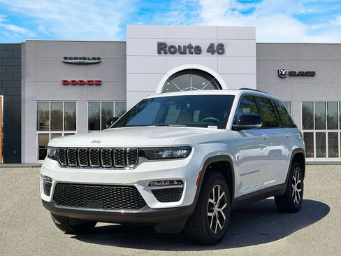 Used 2024 Jeep Grand Cherokee Limited AWD/4WD image 2