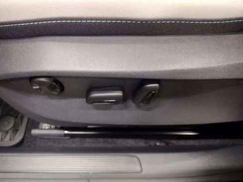 New 2025 Volkswagen Taos SE image 19