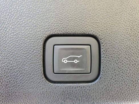 Used 2025 Cadillac XT6 Premium Luxury image 17