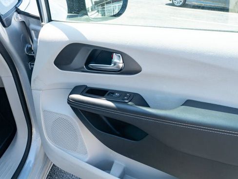 Certified 2024 Chrysler Pacifica Touring-L FWD image 44