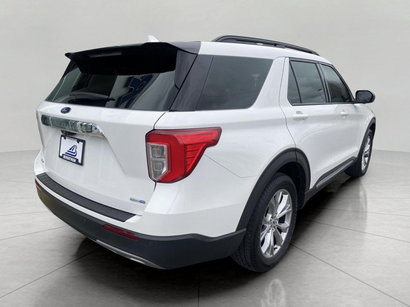 Used 2020 Ford Explorer XLT w/ Equipment Group 202A AWD/4WD image 8