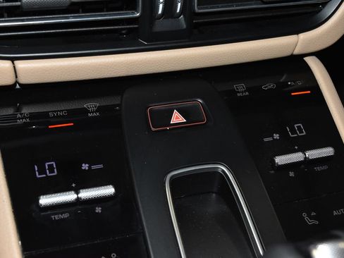 Certified 2025 Porsche Macan AWD/4WD image 14