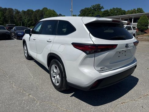Used 2023 Toyota Highlander LE image 3
