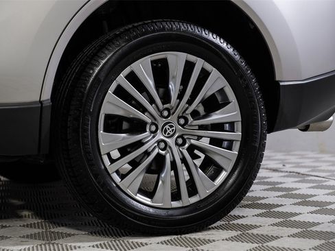 Used 2022 Toyota Venza XLE image 56