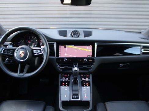 Used 2025 Porsche Macan image 36