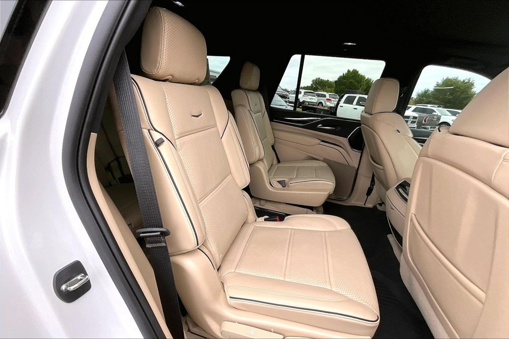Used 2023 Cadillac Escalade Premium Luxury AWD/4WD image 24