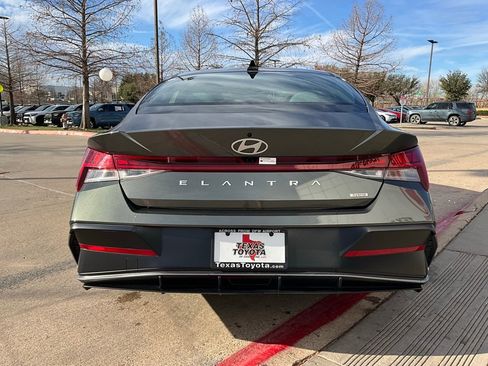 Used 2025 Hyundai Elantra Limited image 7