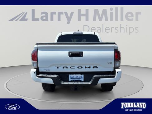 Used 2020 Toyota Tacoma TRD Off-Road w/ TRD Premium Off Road Package AWD/4WD image 4