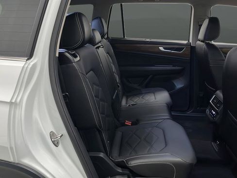 Used 2025 Volkswagen Atlas SE image 25